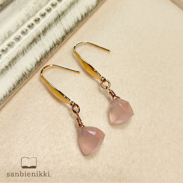 sanbienikki. ピンクカルセドニーのテトラピアス 春 ピンク シンプル 天然石ピアス サージカルステンレス 天然石 サンビエニッキ 送料無料 (当店負担)
