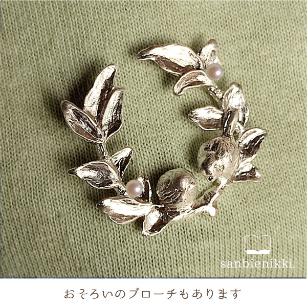 sanbienikki. サンビエニッキ 「時の寿ぎ」(ことほぎ) すずめとモチノキのピアス シルバー925/パール セレモニー