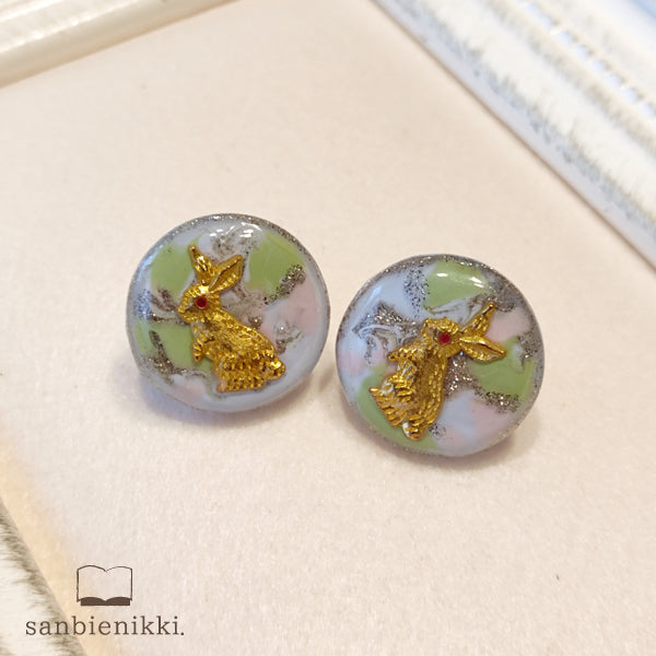 sanbienikki. 春の野原とうさぎのピアス 春 野原 うさぎ 大人可愛い ピアス 和装 サージカルステンレス サンビエニッキ 送料無料 (当店負担)