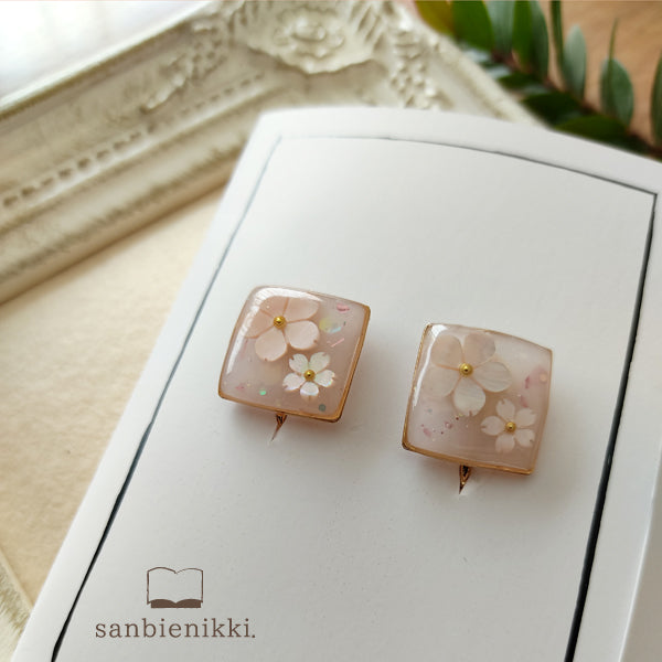 sanbienikki. 桜シェル スクエアイヤリング 桜 さくら 桜ピンク スクエア 入学式 イヤリング サージカルステンレス サンビエニッキ 送料無料 (当店負担)
