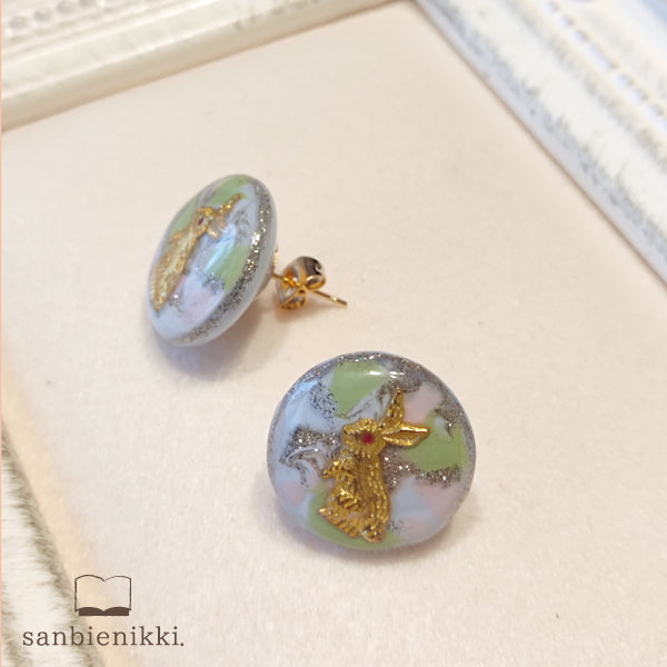 sanbienikki. 春の野原とうさぎのピアス 春 野原 うさぎ 大人可愛い ピアス 和装 サージカルステンレス サンビエニッキ 送料無料 (当店負担)