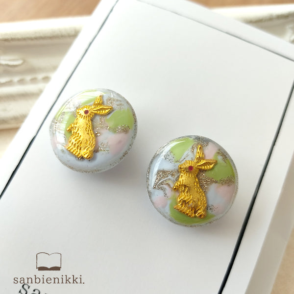 sanbienikki. 春の野原とうさぎのピアス 春 野原 うさぎ 大人可愛い ピアス 和装 サージカルステンレス サンビエニッキ 送料無料 (当店負担)