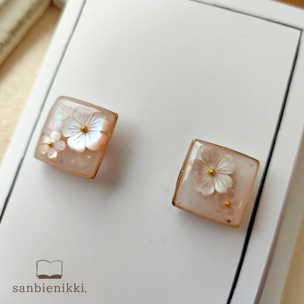sanbienikki. 桜シェル スクエアピアス 桜 さくら 桜ピンク スクエア サージカルステンレス 入学式 ピアス サンビエニッキ 送料無料 (当店負担)