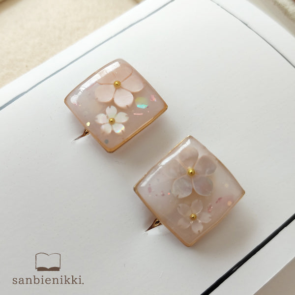 sanbienikki. 桜シェル スクエアイヤリング 桜 さくら 桜ピンク スクエア 入学式 イヤリング サージカルステンレス サンビエニッキ 送料無料 (当店負担)