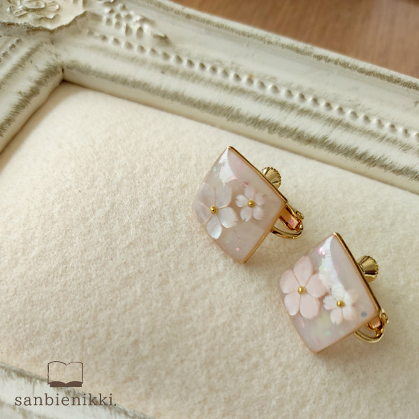 sanbienikki. 桜シェル スクエアイヤリング 桜 さくら 桜ピンク スクエア 入学式 イヤリング サージカルステンレス サンビエニッキ 送料無料 (当店負担)