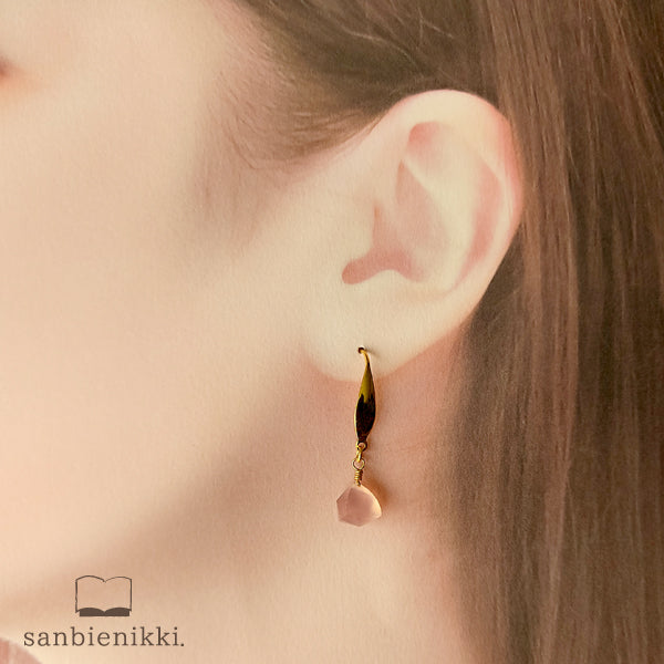 sanbienikki. ピンクカルセドニーのテトラピアス 春 ピンク シンプル 天然石ピアス サージカルステンレス 天然石 サンビエニッキ 送料無料 (当店負担)