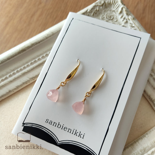 sanbienikki. ピンクカルセドニーのテトラピアス 春 ピンク シンプル 天然石ピアス サージカルステンレス 天然石 サンビエニッキ 送料無料 (当店負担)
