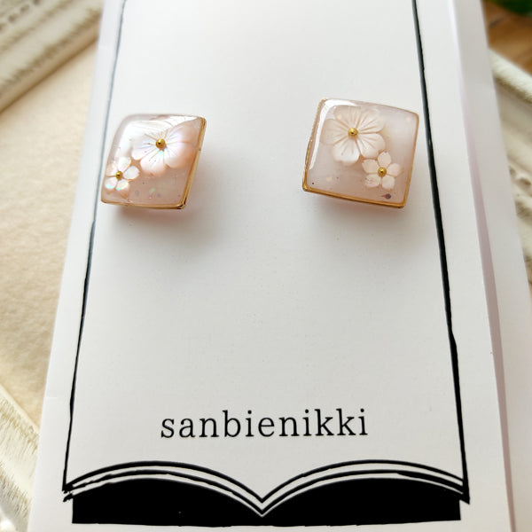 sanbienikki. 桜シェル スクエアピアス 桜 さくら 桜ピンク スクエア サージカルステンレス 入学式 ピアス サンビエニッキ 送料無料 (当店負担)